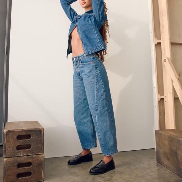 A&F Curve Love Barrel Jean - 26L - Picture 2 of 4